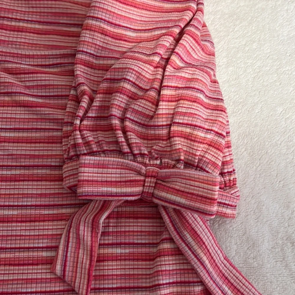 Pink striped shirt with puffy sleeves and bow - Picture 3 of 3